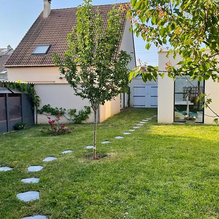 à 900 M De L'entrée Du Circuit Des 24 Maison d'hôtes 3*