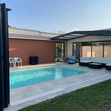 A 900 M De L'entree Du Circuit Des 24 3*