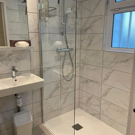 A 900 M De L'entree Du Circuit Des 24 Πανσιόν Λε Μανς