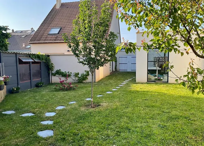 A 900 M De L'entree Du Circuit Des 24 Πανσιόν 3*