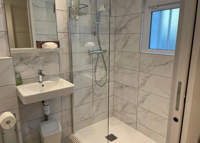 A 900 M De L'entree Du Circuit Des 24 Πανσιόν Λε Μανς